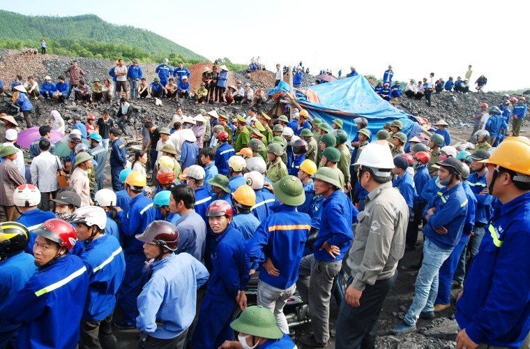 Ngày 12/11, Lãnh đạo công ty than Khánh Hòa đã huy động hàng trăm công nhân đến địa phận thôn Ngò (xã An Khánh, Đại Từ, Thái Nguyên) để lấp con đường nhựa cũ