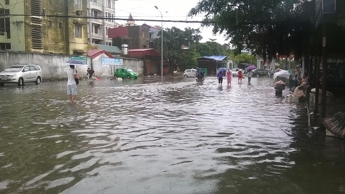 Đường vào Bệnh viện Đa khoa tỉnh Hải Dương ngập nặng trong nước, gây khó khăn trong việc đi lại để chăm nom, săn sóc người bệnh.