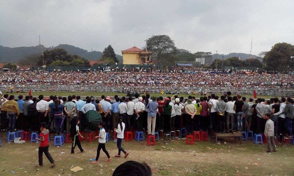 Ngày 1/3 (11 tháng Giêng năm Ất Mùi), hàng vạn du khách đã đến tham dự chung kết lễ  hội chọi trâu huyện Hàm Yên (Tuyên Quang) năm 2015.