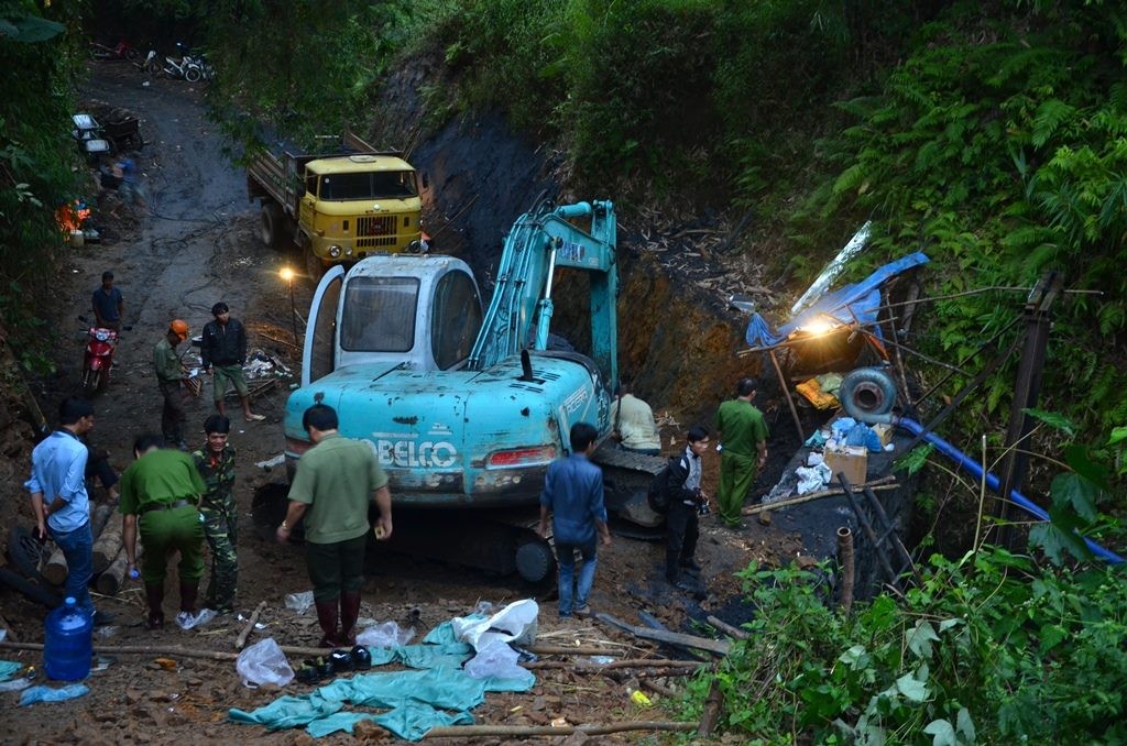 Vào khoảng 8h sáng ngày 18/11, tại mỏ than thuộc địa phận xóm Đồi, xã Lỗ Sơn (Tân Lạc – Hòa Bình) đã xảy ra sự cố sập hầm than khiến một người chết và 2 người mất tích. Cơ quan chức năng địa phương đã huy động nhiều lực lượng tham gia giải cứu các nạn nhân đang bị mắc kẹt. Hiện nạn nhân tử vong đã được đưa ra ngoài. Đến sáng ngày 19/11, lực lượng chức năng tỉnh Hòa Bình bao gồm: công an, quân đội, dân quân… vẫn đang nỗ lực đưa các phương tiện máy móc vào trong hầm để giải cứu 2 người còn lại trong hầm sâu khoảng 700m.