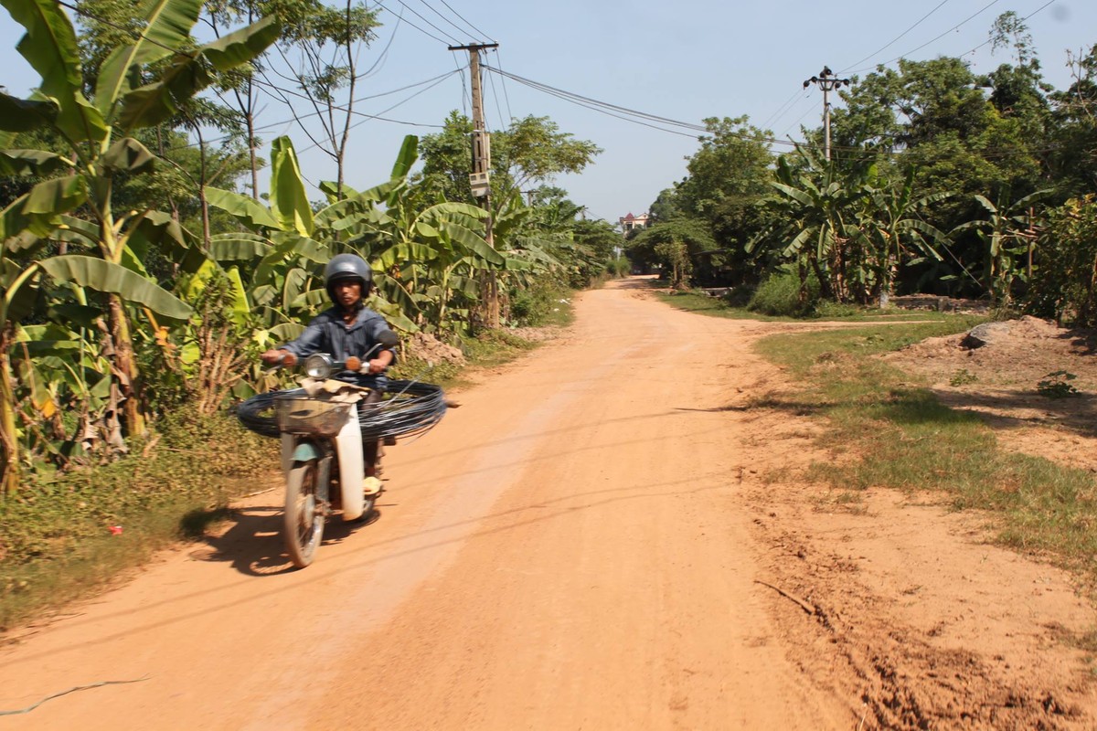  1. Đất Văn Lang, cả làng nói khoác    Làng Văn Lang thuộc xã Văn Lương (huyện Tam Nông, Phú Thọ) nổi tiếng với tục nói khoác. Nơi đây cũng là nơi xuất thân của nhiều nghệ sĩ hài nổi tiếng như nghệ sĩ Hán Văn Tình, Hán Văn Thân, NSND tuồng Hồng Khiêm... Ở nơi đây có câu nói truyền đời “Người làng Văn Lang thì buộc phải biết nói khoác” nhưng cách nói khoác của người Văn Lang là “nói khoác ra tiền”. 