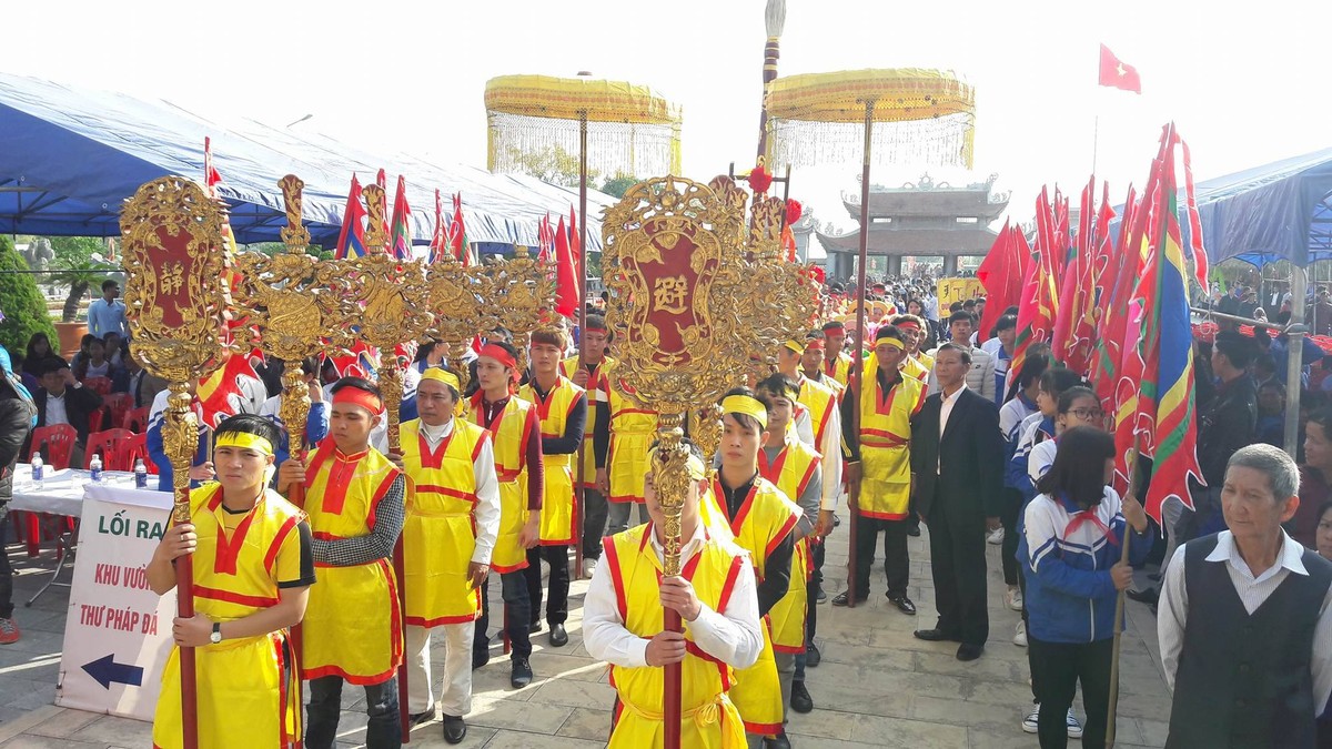 Ngày 2/2, tại khu tưởng niệm các Vương triều nhà Mạc (xã Ngũ Đoan, huyện Kiến Thụy, TP Hải Phòng) đã diễn ra Lễ hội  khai bút đầu xuân. Tới dự có Chủ tịch UBMTTQ TP Hải Phòng, ông Phạm Văn Mợi cùng một số lãnh đạo UBND TP Hải Phòng, lãnh đạo huyện Kiến Thụy cùng hơn 500 học sinh giỏi của các trường chuyên tiêu biểu của Hải Phòng như: THPT Trần Phú, THPT Thái Phiên, trường tiểu học Đinh Tiên Hoàng...