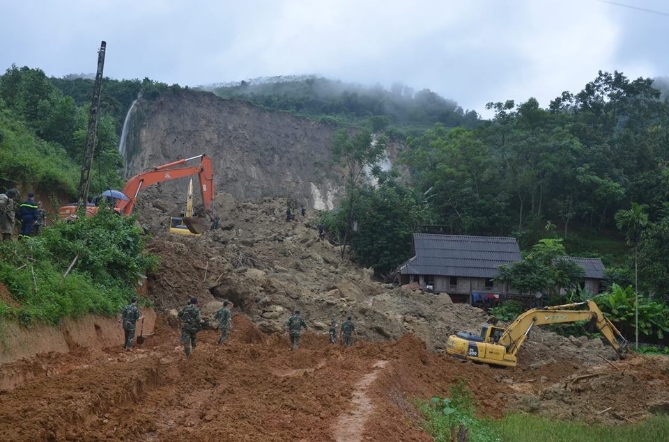 Thông tin mới nhất về tình hình thiệt hại do mưa lũ gây ra tại các tỉnh Bắc Bộ, Bắc Trung Bộ, theo báo cáo của Ban Chỉ đạo Trung ương về Phòng chống thiên tai, mưa lũ đã khiến 124 người thương vong, mất tích. Ảnh công tác cứu hộ vụ sạt lở đất tại Hòa Bình.