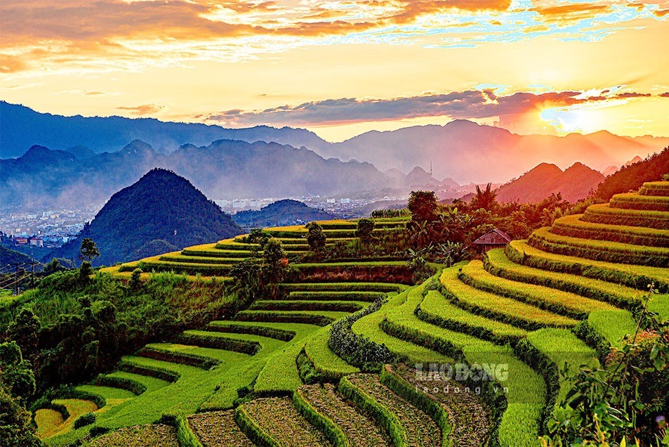 Cách khu trung tâm TP.Lai Châu khoảng 5 km, những thửa ruộng bậc thang tại xã Tả Lèng, huyện Tam Đường, tỉnh Lai Châu là địa điểm được nhiều người biết đến với những thửa ruộng bậc thang trải dài, uốn lượn theo sườn núi được ví như “dải lụa vàng” ở Lai Châu. Ảnh: Thúy Hạnh.