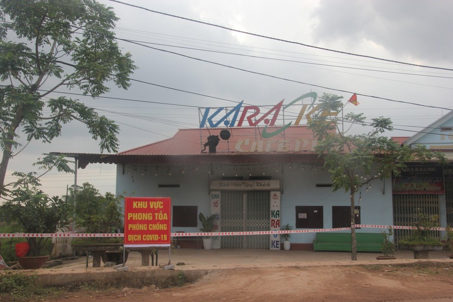  Khởi tố vụ án liên quan ổ dịch ở quán karaoke. Ngày 7/11, Công an huyện huyện Lạng Giang (Bắc Giang) đã quyết định khởi tố vụ án hình sự vi phạm quy định về an toàn ở nơi đông người có liên quan đến phòng chống dịch liên quan đến cơ sở Karaoke Cafe Phố. Cơ sở karaoke này đã ký cam kết tạm dừng kinh doanh dịch vụ để phòng chống dịch nhưng vẫn lén lút hoạt động, làm lây lan, phát tán dịch bệnh trên địa bàn. Đến nay phát hiện 20 trường hợp dương tính với SARS-CoV-2 đều có tiền sử dịch tễ liên quan đến quán Karaoke Cafe Phố, 300 trường hợp F1 và khoảng 3000 trường hợp F2.