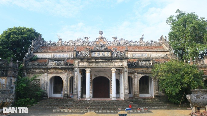 Bên cạnh chùa Triều Đông (xã Tân Minh, huyện Thường Tín, TP Hà Nội) có một cây thị cổ gần 1000 năm tuổi tỏa bóng xanh mát.