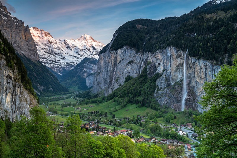  1.  Lauterbrunnen: Là một thung lũng nằm ở Interlaken-Oberhasli, Thụy Sĩ. Nơi đây nổi tiếng với vẻ đẹp thanh bình, nhưng cũng không kém phần hùng vĩ, xinh đẹp.