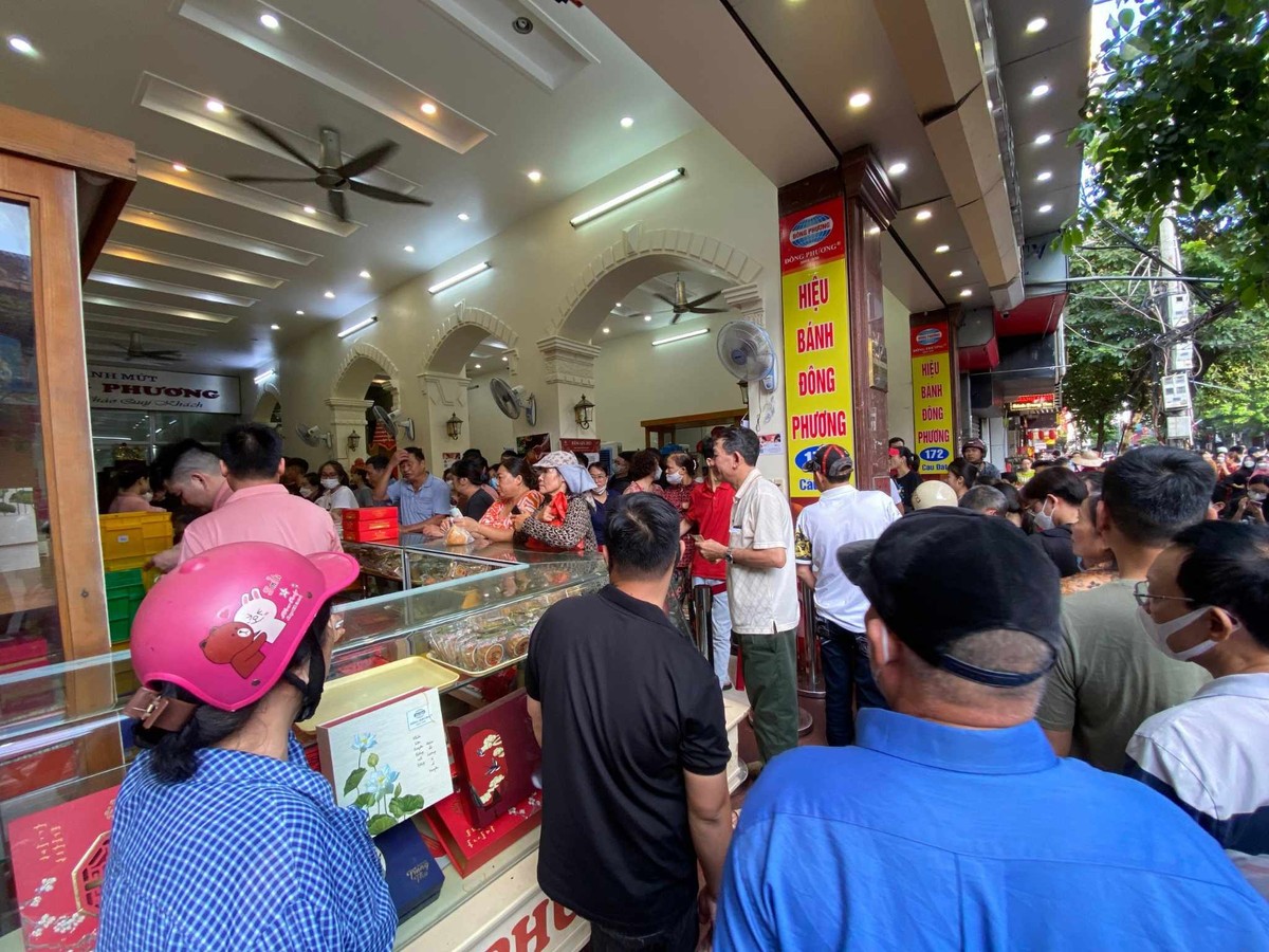 Những ngày này, trước cửa hàng bánh Đông Phương (đường Cầu Đất, Ngô Quyền, Hải Phòng) luôn có hàng trăm người xếp hàng, chờ đợi lấy số để mua các loại bánh Trung thu của thương hiệu nổi tiếng Hải Phòng này. 