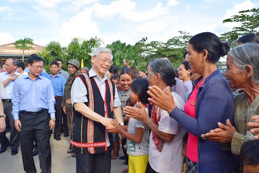 Tổng Bí thư Nguyễn Phú Trọng đến thăm nhân dân thôn Kon Rờ Bàng 2, xã Vinh Quang, thành phố Kon Tum chiều 13/4/2017 