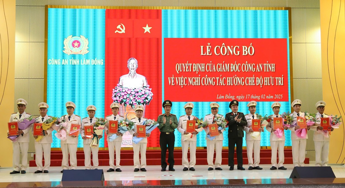  21 lãnh đạo, chỉ huy Công an Lâm Đồng nghỉ hưu trước tuổi: Công an tỉnh Lâm Đồng vừa tổ chức Lễ Công bố Quyết định nghỉ công tác hưởng chế độ hưu trí kể từ ngày 1/3 đối với 21 lãnh đạo, chỉ huy cấp phòng và cấp đội trong Công an tỉnh này. Trong đó có 9 Trưởng phòng, Trưởng Công an huyện; 10 Phó Trưởng phòng và 2 Đội trưởng. Trong số 21 người, có 19 người hưởng chế độ hưu trí và 2 người được nghỉ công tác chờ đủ tuổi nghỉ chờ hưu.