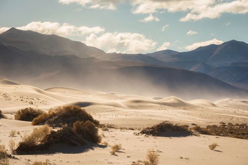 Thung lũng Chết , California (Mỹ), là một trong những nơi khô và  nóng nhất hành tinh. Mùa hè năm 1913, địa điểm này được ghi nhận đạt nhiệt độ không khí cao kỷ lục với 56,7 độ C. Ngày 28-29/4 vừa qua, nhiệt độ tại đây cũng đạt mức xấp xỉ 45 độ C. Ảnh: Ben Beddoes/WHSV. 