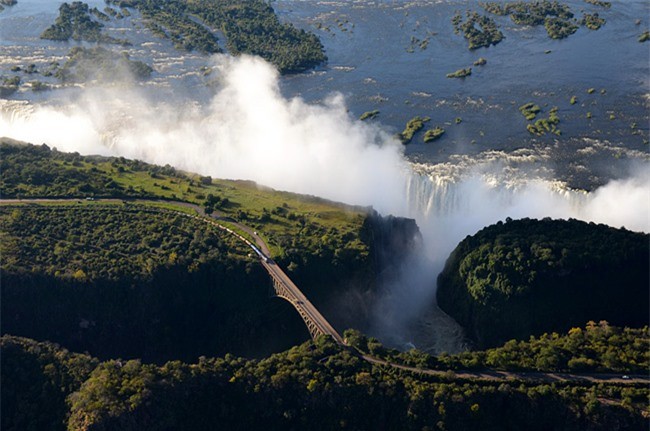 Cầu thác Victoria bắc qua sông Zambezi, Zambia là một địa điểm nhảy cầu lý tưởng cho dân  thể thao mạo hiểm. 