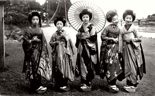    Geisha (nghệ giả) – gọi theo ngôn ngữ Kansai là Geiko hoặc Geiki (nghệ sĩ) – và Maiko (vũ kĩ) là những cô gái được đào tạo khả năng múa, hát, chơi nhạc cụ truyền thống như đàn Shamisen, đàn Koto, đặc biệt là cách nói chuyện và dẫn dắt câu chuyện trong các buổi tiệc của giới thượng lưu. Các Maiko trẻ tuổi trong trang phục Kimono truyền thống của  Nhật Bản.    