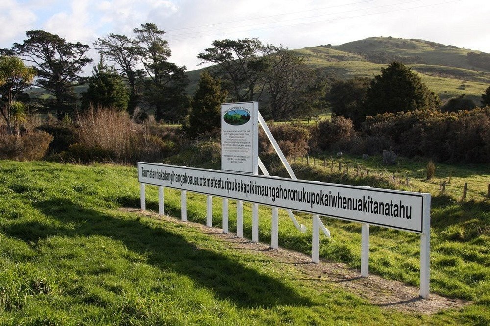 Taumatawhakatangi­hangakoauauotamatea­turipukakapikimaunga­horonukupokaiwhen­uakitanatahu (85 chữ cái): Nằm tại Taumata, Bắc Đảo, New Zealand, ngọn đồi đặc biệt này có tên lên tới 85 chữ cái. Trong tiếng Maori, tên của nó có nghĩa là: “Đỉnh đồi nơi Tamatea, người đàn ông với đầu gối to, người leo núi, kẻ nuốt đất đi lang thang, thổi sáo mũi cho người yêu thương nghe”. Ngọn đồi cao hơn 300 m này có khung cảnh thanh bình, xanh mướt vào mùa hè và là địa điểm dừng chân trên tuyến đường đạp xe nổi tiếng của Taumata. Ảnh: Amusing Planet.