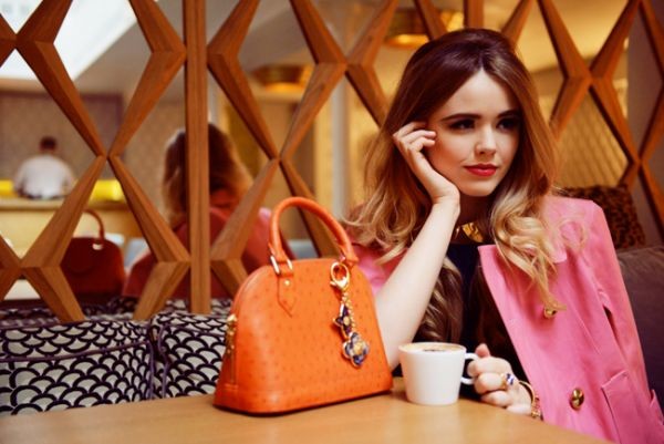 Đầu tiên khi chọn mua chiếc túi Louis Vuitton, bạn phải nhớ chữ O trong chữ Louis Vuitton phải tuyệt đối tròn. Thông thường chữ O ở  túi Louis Vuitton giả có hình oval thay vì hình tròn.