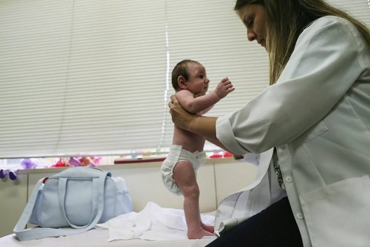 Theo các chuyên gia y tế,  virus Zika ăn não người có liên quan đến dị tật đầu nhỏ ở trẻ sơ sinh.