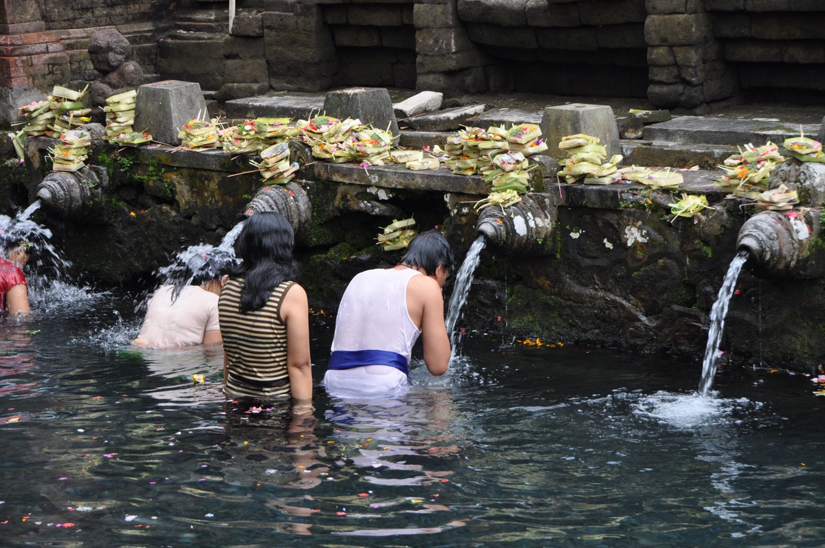 1. Hồ tắm ở đền Pura Tirta Empul (Bali, Indonesia): Ngôi đền Pura Tirta Empul ngàn năm tuổi này xây xunh quanh một con suối và bể bơi đặc biệt.  Nguồn nước thiêng trong đền được chứa trong bể bơi hình chữ nhật thông qua một lớp trầm tích.