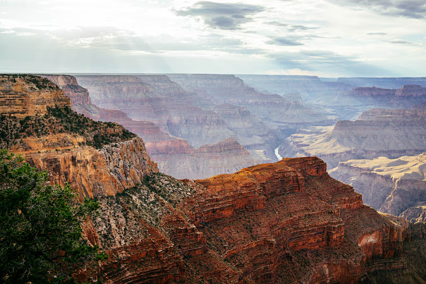 Trên Trái Đất, khu vực Hẻm núi Grand Canyon hùng vĩ của bang Arizona, Mỹ là kết quả từ việc dòng nước chảy xiết của Sông Colorado bào mòn bề mặt hành tinh trong suốt hàng triệu năm. Tuy nhiên, Trái Đất không phải là thiên thể duy nhất trong Hệ Mặt Trời có hẻm núi và khe núi. Ảnh: @Flickr: Hannes Flo, Grand Canyon, CC BY 2.0).