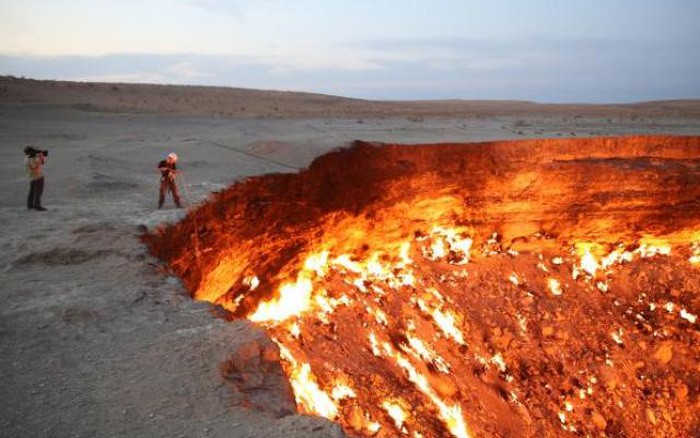 Miệng hố Darvaza nằm ở sa mạc Karakum của Turkmenistan và có đường kính hơn 60 m. Ngọn lửa lấy nhiên liệu từ khí methane ở nguồn dự trữ khổng lồ dưới lòng đất đã cháy trong miệng hố trong 5 thập kỷ qua.