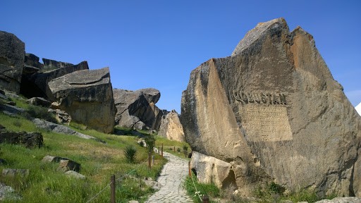 Người ta gọi nơi đây là "vùng đất của lòng sông khô", nhưng Gobustan (nằm ở phía đông Azerbaijan) của 40.000 năm trước là một vùng đất trù phú, xanh tươi và có nhiều cây cối rậm rạp.