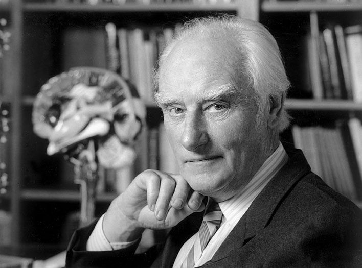 8. Francis Crick (1916-2004), người Anh, là  thiên tài sinh học và là một trong hai nhà khoa học tìm ra cấu trúc DNA và nhận giải Nobel cho công trình khoa học của mình vào năm 1962.