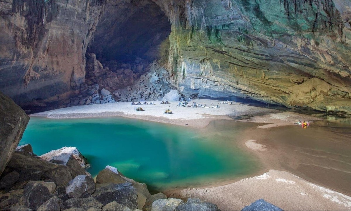 1. Hang Son Doong, Việt Nam: là hang động lớn nhất trên thế giới được biết đến cho đến nay. Nó chứa đầy vô số kỳ quan, bao gồm các hệ sinh thái biệt lập, hệ thống thời tiết và hình thành địa chất. (Nguồn: Global Open Tour) 