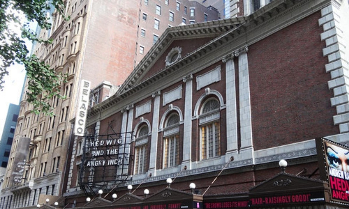 1. Nhà hát Belasco, thành phố New York, Mỹ: sau khi David Belasco - nhà sản xuất kịch nổi tiếng qua đời vào năm 1931, người ta đồn rằng  linh hồn của ông vẫn còn quá lưu luyến với nhà hát nên đã ở lại nơi đây. (Nguồn: Dân trí)