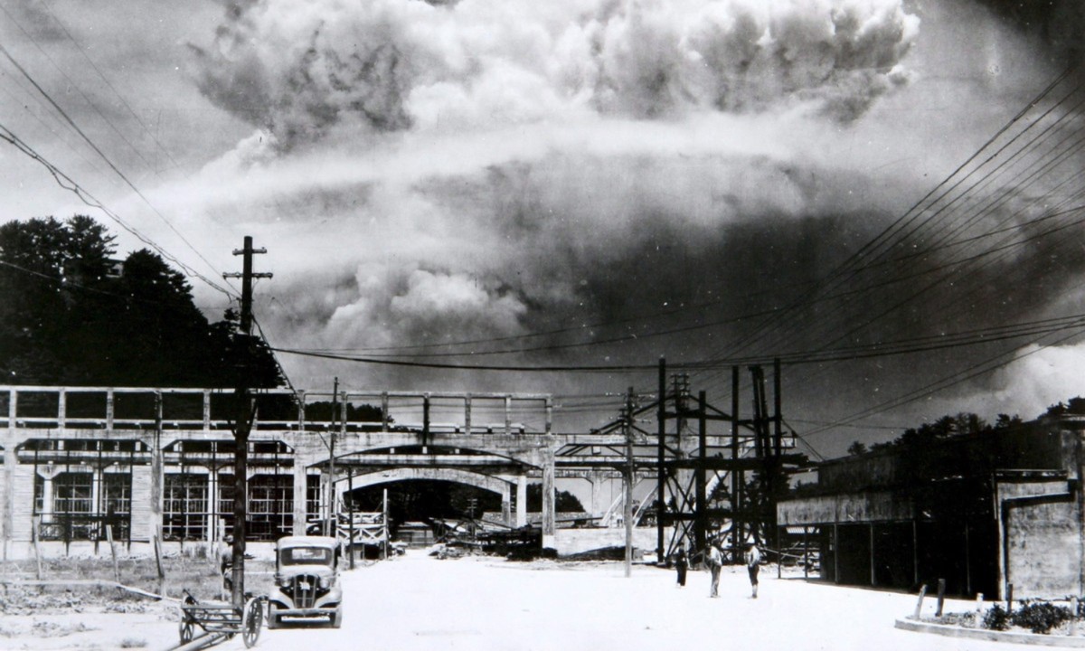 Kể từ khi người Mỹ thả quả  bom nguyên  tử thứ hai xuống Nagasaki, Nhật Bản ngày 9/8/1945, một câu hỏi vẫn luôn tồn tại: Liệu quy mô chết chóc và sự hủy diệt đó có thực sự cần để kết thúc Thế chiến thứ II? (Nguồn: baotintuc.vn).