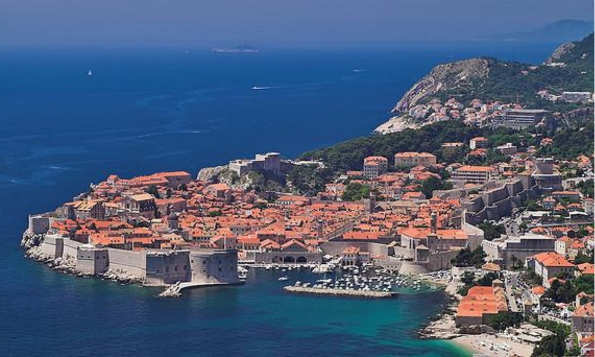 1. Dubrovnik: là một thành phố có  tường thành bao quanh nằm bên bờ biển Adriatic ở cực nam Croatia, có biệt danh là "Hòn ngọc Adriatic". Thành phố được bao bọc bởi những tường thành nổi tiếng thế giới. Tường được xây dựng từ thế kỷ 12 đến thế kỷ 17 và được bảo quản rất tốt đến tận ngày nay. (Nguồn: Touropia)