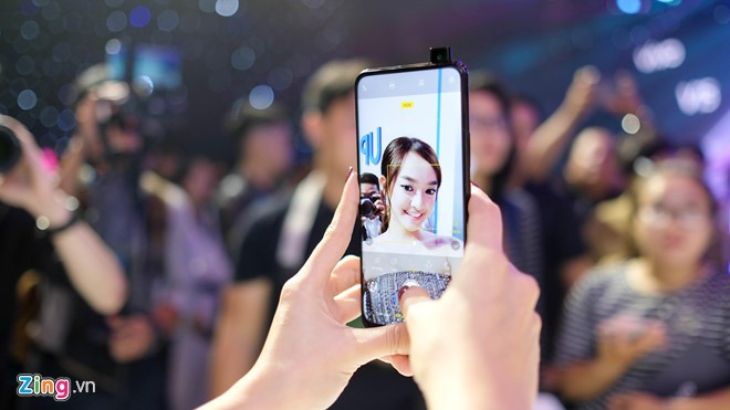 Vivo V15 bắt đầu bán tại Việt Nam vào ngày 29/3 với giá 8 triệu đồng. Chiếc smartphone tầm trung này được trang bị camera selfie “thò thụt" 32 MP, tích hợp nhiều chế độ làm đẹp. Bên cạnh đó, model này còn sở hữu 3 camera sau bao gồm 12 MP, 8 MP và 5 MP. V15 có màn hình 6,5 inch, độ phân giải FullHD+, chip Helio P70 và RAM 6 GB.