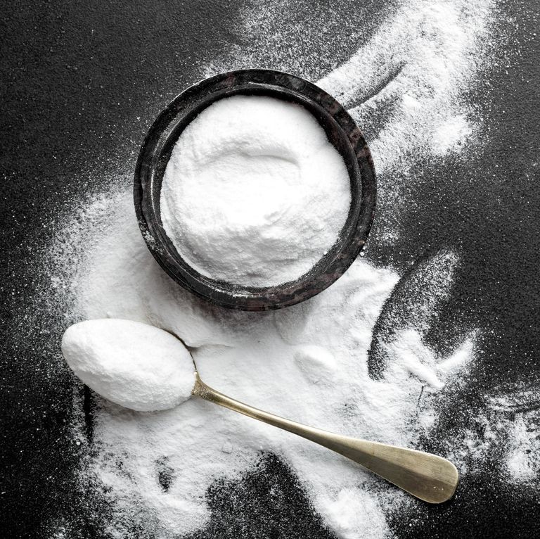 Súc miệng bằng baking soda: Baking soda là một chất làm mát hơi thở tự nhiên, giúp trung hòa axit và tiêu diệt các vi khuẩn gây mùi trong khoang miệng. Hãy hòa 1/2 thìa baking soda vào nước và súc miệng trong 30 giây.