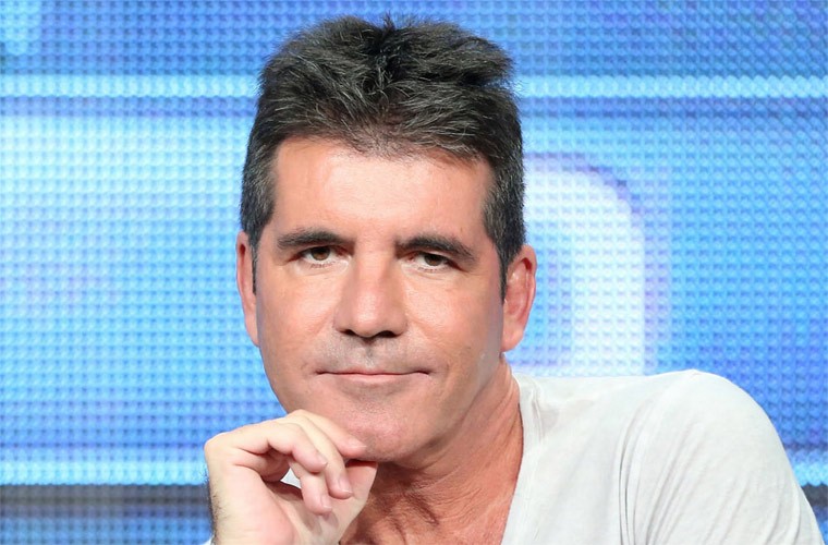 Cha đẻ của chương trình X Factor Simon Cowell từng thử rất nhiều phương pháp làm đẹp từ Botox cho tới tiêm vitamin nhưng phải tới khi dùng nhau thai cừu ông mới thỏa mãn vì khuôn mặt bớt nhăn rất nhiều.