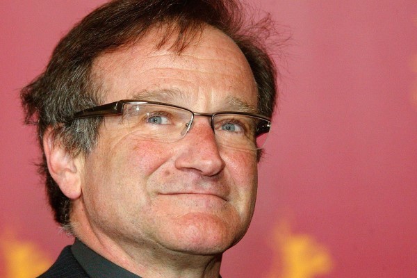 Huyền thoại điện ảnh Hollywood Robin Williams đã qua đời vào ngày 10/8 ở tuổi 63. Cảnh sát cho biết ông đã thắt cổ và tự cứa vào cổ tay để tự sát. Nguyên nhân của hành động này được cho là chứng trầm cảm mà ông phải chịu đựng trong một thời gian dài. Williams từng chia sẻ về cuộc chiến với thói nghiện ma túy và rượu trong nhiều năm của mình trong một cuộc phỏng vấn năm 2010: “Đó thực sự là một nỗi sợ. Các bạn nghĩ rượu có thể làm tan biến mọi lo lắng nhưng không phải vậy”.