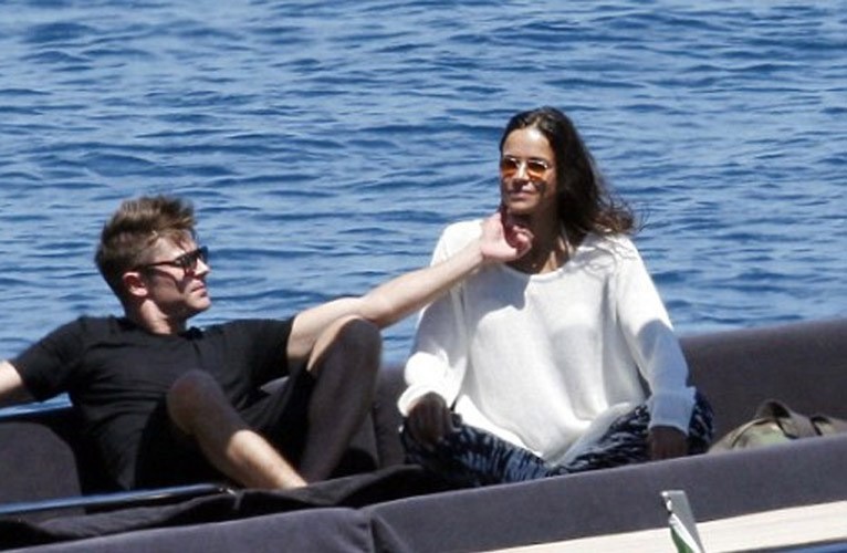 Khi nghe tin Zac Efron và Michelle Rodriguez hẹn hò, hẳn không nhiều người ngạc nhiên bởi cách đó không lâu Michelle Rodriguez dính tin đồn hẹn hò đồng tính với người mẫu Anh quốc Cara Delevingne. Hơn nữa so về tuổi thì nam diễn viên 26 tuổi kém ngôi sao Fast and Furious tới tận 9 tuổi và trông non tơ hơn Michelle rất nhiều. Nhưng mối tình lệch pha này cũng chỉ kéo dài được vài tuần thì chấm dứt.