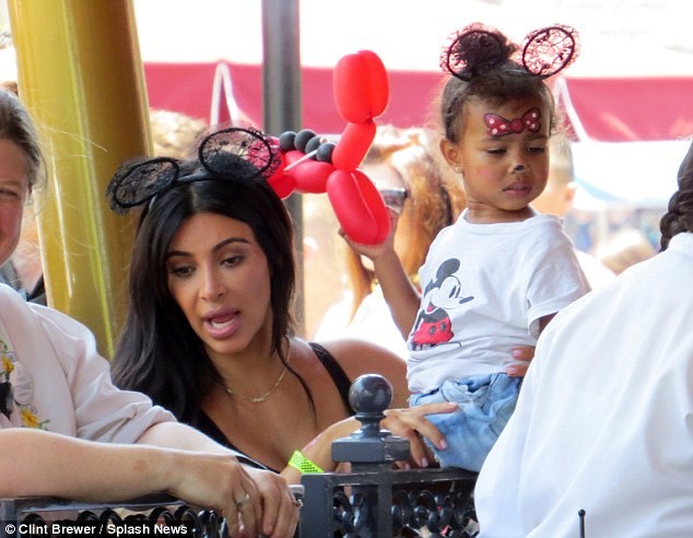 Ngày 15/5,  vợ chồng  Kim Kardashian đã tổ chức bữa tiệc sinh nhật cho con gái North West ở công viên Disneyland. Hai mẹ con Kim cùng đội mũ tai chuột Minnie và cô bé Nori còn được vẽ lên mặt hình chiếc nơ rất ngộ nghĩnh.