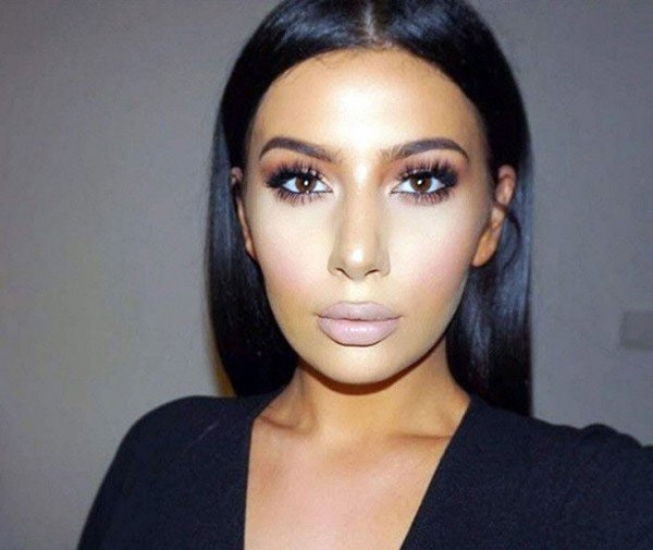 Khó có thể tin rằng người phụ nữ trong ảnh không phải là ngôi sao truyền hình thực tế Kim Kardashian, nhưng thực tế đó là nghệ sĩ trang điểm người Croatia, Jelena Peric.