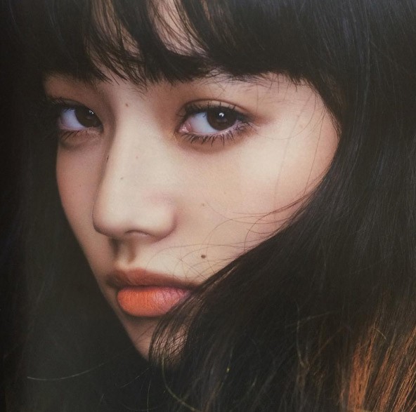 Nana Komatsu sinh năm 1996, cô là một diễn viên kiêm người mẫu của Nhật.