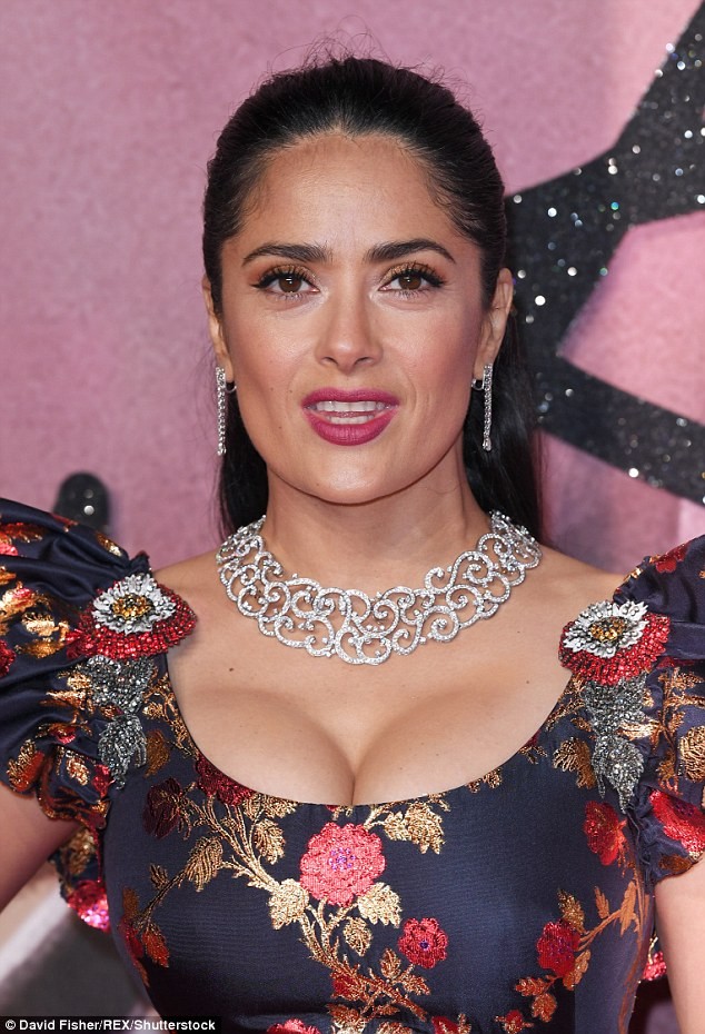 Đã quá quen với hình ảnh nữ diễn viên  Salma Hayek quyến rũ và xinh đẹp nhưng có lẽ sẽ nhiều người còn ngạc nhiên hơn nữa khi biết cô đã 50 mà vẫn rất trẻ trung như thế. (Ảnh: REX)