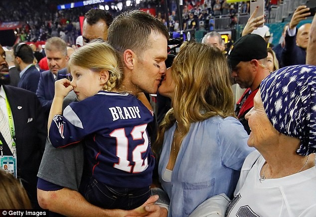  Siêu mẫu Gisele Bundchen hôn chồng say đắm để chúc mừng anh khi Tom Brady giành chức vô địch bóng bầu dục thứ 5 tại Super Bowl LI. (Ảnh: Getty Images)