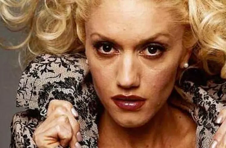 Khuôn mặt nữ rocker Gwen Stefani không trắng mịn như những gì mà mọi người hay nhìn thấy, thay vào đó, da mặt cô sần sùi nổi rất nhiều mụn khi không có photoshop. (Ảnh: Ranker)