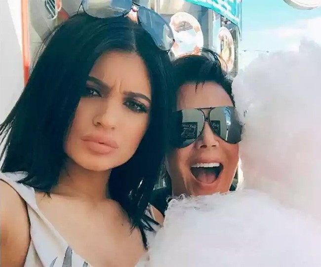 Khi  Kylie Jenner nhăn nhó, trông cô còn già hơn cả mẹ, dù so về tuổi cô kém mẹ tới 42 tuổi.