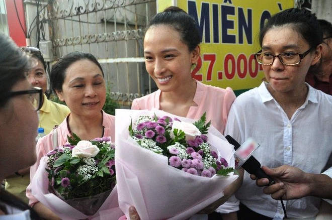 Sau hơn 2 năm bị tạm giam, trong những phiên tòa gần đây, với nhiều tình tiết phản bác cáo trạng truy tố Trương Hồ Phương Nga lừa đại gia 16,5 tỷ đồng,  hoa hậu Phương Nga đã được tại ngoại chờ điều tra bổ sung. Ảnh: Vitalk.