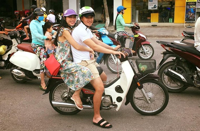 Không siêu xe, không quần là áo lượt,  Thủy Tiên - Công Vinh giản dị không ngờ khi đi dép lê, mặc trang phục đơn giản, cưỡi xe máy đi phát gạo cho người nghèo.