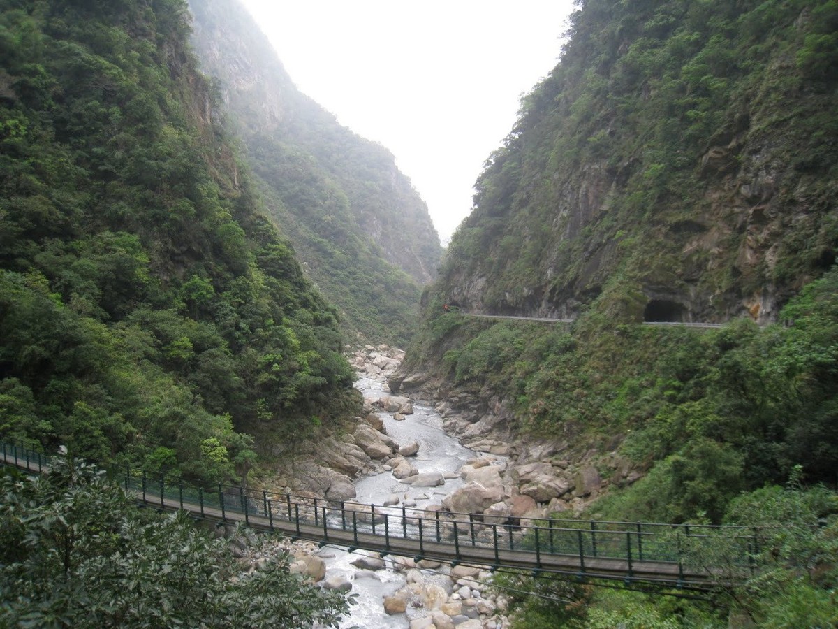 1. Taroko Gorge, Đài Loan. Địa điểm du lịch nổi tiếng và tuyệt đẹp này có một con đường vắt vẻo và cheo leo, có những đường cong với những điểm mù đáng sợ, ngoặt gấp, đi qua cầu treo qua các vách đá và khe núi. Nếu bạn đến đây vào mùa bão, dòng nước cuồn cuộn sẽ biến nơi đây trở thành một  con đường đáng sợ khiến bạn đứng tim khi nhìn xuống.