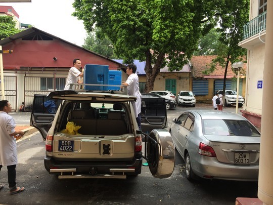 Ngày 8-9, sau thành công của  ca ghép tạng "xuyên Việt" cách đây 3 ngày, GS-TS Trịnh Hồng Sơn, Phó Giám đốc Bệnh viện (BV) Việt Đức, người trực tiếp tham gia chuyến đi đã chia sẻ với báo Người Lao Động những hình ảnh "kể" về hành trình đưa quả tim và lá gan của người hiến tạng chết não vượt hơn 1.700 km từ TP HCM ra Hà Nội để thực hiện ca ghép cho 2 bệnh nhân suy gan, suy tim giai đoạn cuối tại BV Việt Đức.