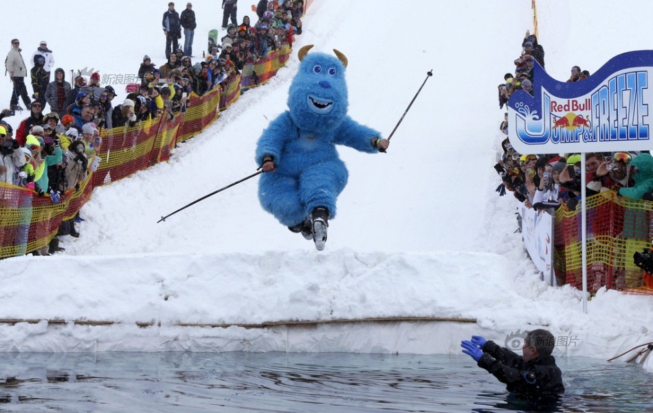 Mới đây, cuộc  thi trượt tuyết kỳ quặc mang tên "Red Bull Jump and Freeze" đã được tổ chức tại khu nghỉ dưỡng mùa đông Gudauri tại vùng núi Kavkaz thuộc Gruzia, thu hút hàng ngàn người tới xem và cổ vũ cũng như sự quan tâm của báo đài địa phương và thế giới. (Theo Sina)