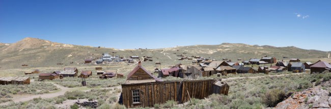 1. Bodie, California. Bodie là một điểm nóng trong cơn sốt vàng vào năm 1859, thu hút hơn 8.500 người với hơn 2.000 ngôi nhà được xây dựng, Mặc dù vậy, năm 1881, khi các mỏ khoáng bị cạn kiệt và mọi người dần bỏ đi, Bodie bị bỏ hoang thành một  thị trấn ma. Năm 1932, một đám cháy phá hủy gần như tất cả mọi thứ, biến nơi đây trở thành một nơi hoang tàn, rùng rợn. (Theo Viralnova)