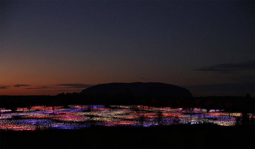 Bruce Munro là một nghệ sĩ nổi tiếng người Anh, được nhiều người biết đến với những  tác phẩm nghệ thuật ngoài trời sử dụng ánh sáng vô cùng lộng lẫy. Mới đây Bruce Munro lại tiếp tục biến một vùng hẻo lánh ở Australia trở thành khung cảnh thần tiên khiến nhiều người kinh ngạc. (Theo Boredpanda)