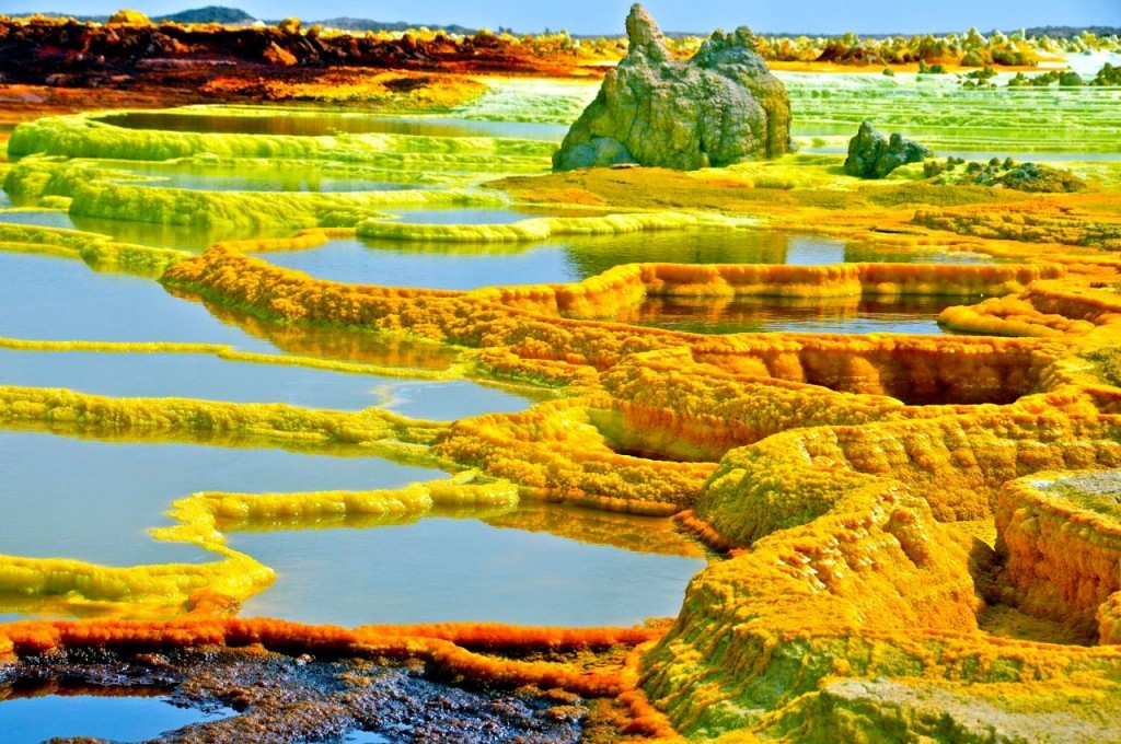 Dallol, Ethiopia. Dallol là nơi có nhiệt độ nhất quán hơn 40 độ trong suốt cả năm. Cách duy nhất để băng qua vùng đất này là ngồi trên lưng lạc đà. Mặc dù là một trong những  nơi khắc nghiệt nhất thế giới, khó sống nhất thế giới nhưng vẫn có một bộ phận dân cư nhỏ vẫn sống ở đây không chịu di chuyển đi nơi khác. (Nguồn Lolwot)