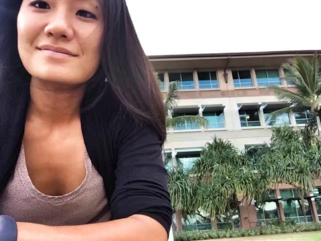 Diana Kim là một nhiếp ảnh gia làm việc tại O'ahu, Hawaii, cô được truyền đam mê nhiếp ảnh bởi cha mình, người sở hữu một studio nhiếp ảnh từ khi cô còn nhỏ xíu. Tuy vậy, lên 5 tuổi, cha mẹ Diana ly hôn, cha cô theo đuổi những miền đất mới, Diana ở với mẹ và từ đó cô không còn nhìn thấy bóng dáng cha. (Nguồn Sina)